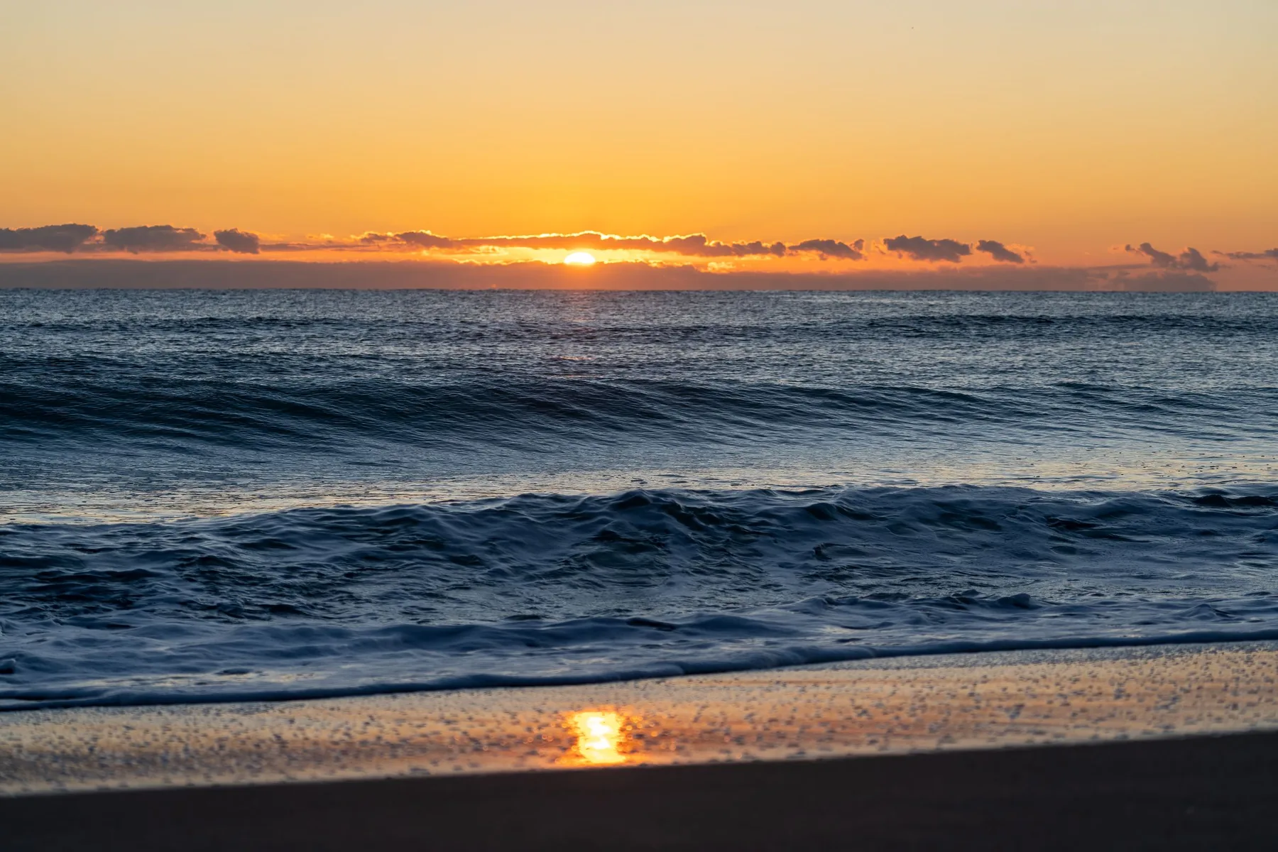 Primeres llums de l’alba sobre el Mediterrani