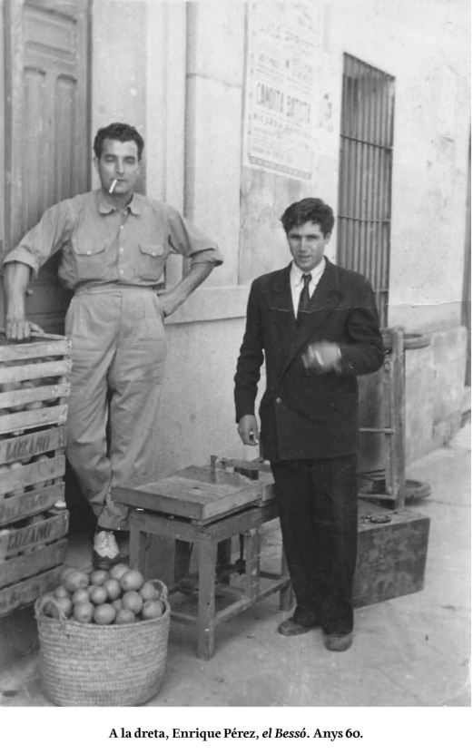 Enrique Pérez, el Bessó, junto a cajas y naranjas en Oliva en los años 60.